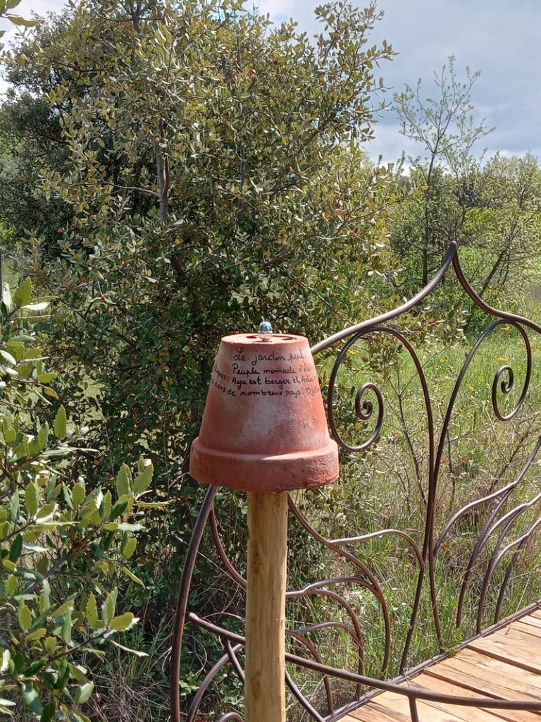 le pot du jardin peul situé sur le haut de la roseraie de gérenton